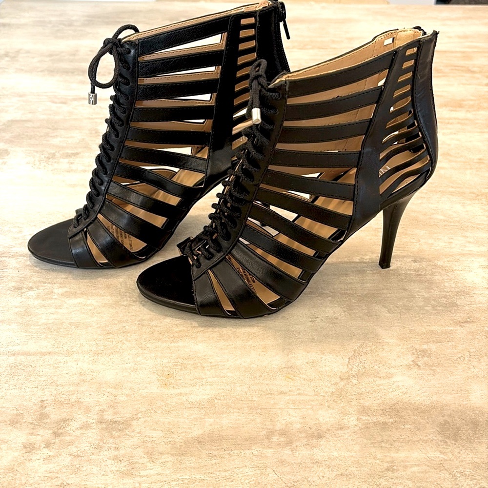 Nine West. Excellent condition. Smoke free home. Zip on heel and lace up tie